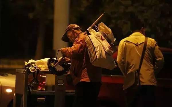含著淚看完的！一位拾荒老人，溫暖了整個(gè)人間