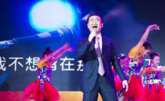 “國(guó)民公公”王健林火了，首富玩起了搖滾